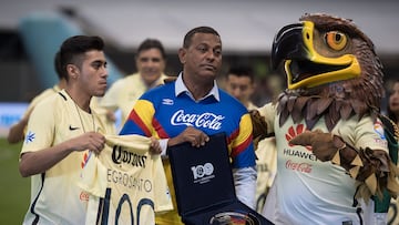 Action photo during the match America vs Leon, Corresponding for Week 9 of the 2016 Apertura League BBVA Bancomer MX at the Azteca Stadium.
Foto de accion durante el partido America vs Leon Correspondiente a la Jornada 9 del Torneo Apertura 2016 de la Liga BBVA Bancomer MX, en el Estadio Azteca, en la foto: Antonio Carlos Santos recibe reconocimiento como Mediocampista Historico
17/09/2016/MEXSPORT/David Leah.