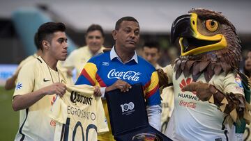 Action photo during the match America vs Leon, Corresponding for Week 9 of the 2016 Apertura League BBVA Bancomer MX at the Azteca Stadium.
Foto de accion durante el partido America vs Leon Correspondiente a la Jornada 9 del Torneo Apertura 2016 de la Liga BBVA Bancomer MX, en el Estadio Azteca, en la foto: Antonio Carlos Santos recibe reconocimiento como Mediocampista Historico
17/09/2016/MEXSPORT/David Leah.