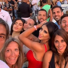 Leo Messi, Luis Suárez, Jordi Alba y Cesc Fàbregas, de fiesta en Ibiza con sus mujeres
