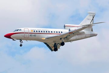 El Falcon 900 es un avin de transporte militar, conocido por su capacidad para realizar misiones VIP ya sea para  traslados de la Casa Real o Presidencia de Gobierno, aerovacuaciones medicas u otros apoyos logsticos. Este jet, de dise?o tri-motor, ofrece un alto rendimiento y versatilidad, permitiendo operar en diversas condiciones. Su interior se puede adaptar para cumplir con diferentes funciones.