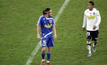 BONUS TRACK: En 2007 Mauricio Pinilla retornó a la U y en la semana previa al Superclásico dio declaraciones del tipo "en Colo Colo no saben hablar; dicen 'losotros'". Al delantero le tuvieron ganas durante todo el partido que terminó 0-0 y con pelea con Arturo Vidal incluida. 