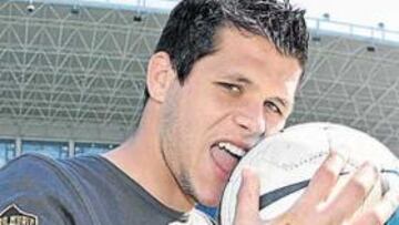 <b>CON HAMBRE.</b>El central de la cantera Álvaro Silva posa para AS en La Rosaleda. En su mano derecha se ve la cicatriz que le quedó tras la operación.