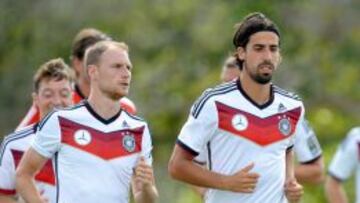 Sami Khedira, junto a Höwedes, durante un entrenamiento de Alemania.
