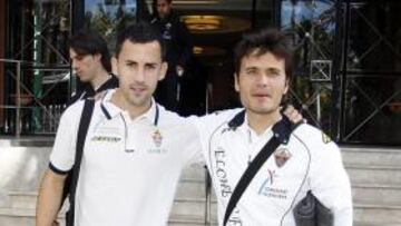 <b>DE VIAJE. </b>Miguel Linares, ayer, junto al preparador físico, Javier Vidal.