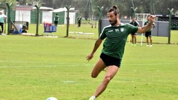 Osvaldo tiene un pie y medio fuera de Banfield