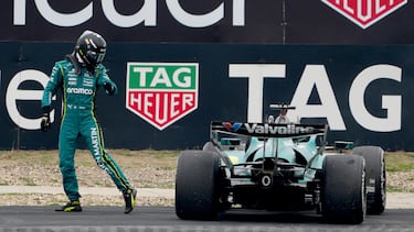 Lance Stroll se aleja de su coche tras detenerse durante el Gran Premio de China de Fórmula 1 en el Circuito Internacional de Shanghái.