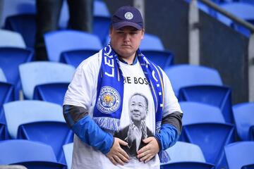 Los seguidores y la plantilla del Leicester han realizado un sentido homenaje a Vichai Srivaddhanaprabha antes del partido ante el Cardiff City.