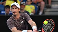 El tenista australiano Andy Murray devuelve una bola durante su partido ante Tomas Martin Etcheverry en el Open de Australia.