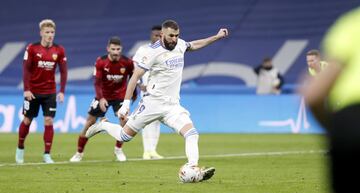 1-0. Karim Benzema marca el primer gol de penalti.