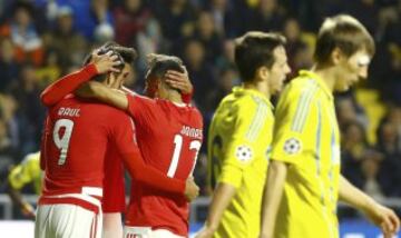 El primer gol de Raúl Jiménez en Champions League llegó al 40' en casa del Astana. 