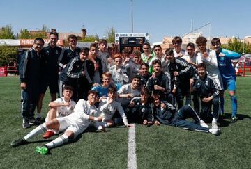 El Cadete B del Real Madrid, campe&oacute;n del grupo 2 de Primera Divisi&oacute;n Auton&oacute;mica en la temporada 2018-2019. Nogales, de pie, es el tercero por la izquierda sobre el c&eacute;sped del Amelia del Castillo de Pinto.