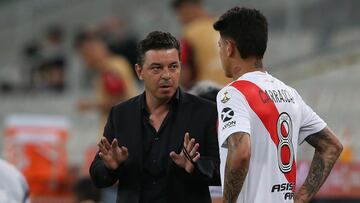 CURITIBA, BRAZIL - NOVEMBER 24: Marcelo Gallardo Coach of River Plate gives instructions to Jorge Carrascal of River Plate during a round of sixteen first leg match between Athletico Paranaense and River Plate at Arena da Baixada on November 24, 2020 in Curitiba, Brazil. (Photo by Rodolfo Buhrer -Pool/Getty Images)