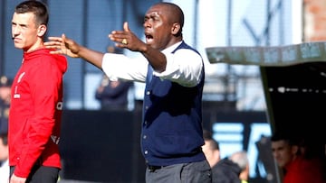 El entrenador holandés del Deportivo La Coruña, Clarence Seedorf, durante el partido contra el Celta de Vigo, jugado esta tarde en el estadio Balaidos de Vigo, correspondiente a la jornada 36 de LaLiga.