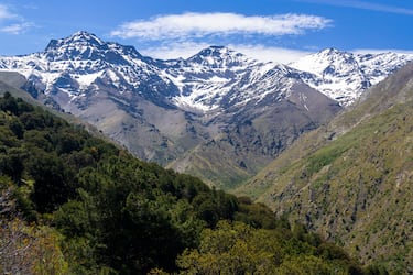 Es el tercer pico más alto de Sierra Nevada siendo el más remoto y difícil de acceder de la Cordillera Penibética, no tiene carreteras ni pistas para su acceso. La localidad más cercana es Trevélez. El pico está compuesto principalmente por rocas metamórficas. 
