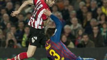 <b>DESTACADO. </b>Susaeta se faja del marcaje de Piqué.