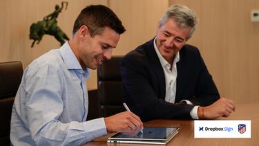 Azpilicueta firmando su nuevo contrato como rojiblanco.