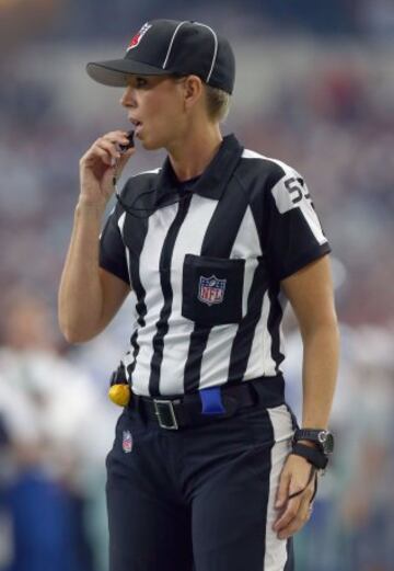 La juez de línea Sarah Thomas, durante el partido entre Atlanta Falcons y Dallas Cowboys.