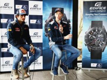 Los pilotos de Toro Rosso Carlos Sainz y Daniil Kvyat  en un acto publicitario de Casio.