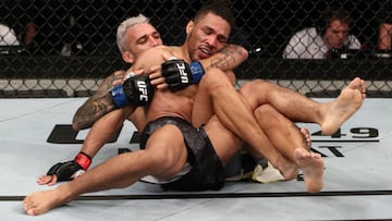 Charles Oliveira somete a Kevin Lee en el UFC Brasilia