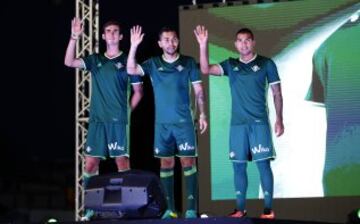 La segunda equipación del Betis con el verde oscuro como protagonista.