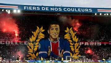 Supporters cheer behind a giant tifo depicting Paris Saint-Germain's French forward #07 Kylian Mbappe before the French L1 football match between Paris Saint-Germain (PSG) and Toulouse (TFC) on May 12, 2024 at the Parc des Princes stadium in Paris. (Photo by MIGUEL MEDINA / AFP)
