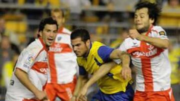 <b>PELEA. </b>Nano, que salió en la segunda parte, intenta llevarse el balón entre dos jugadores del Huesca.