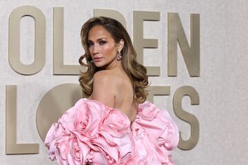 Jennifer Lopez en los Golden Globes 2024. REUTERS/Mike Blake