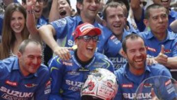 Aleix Espargaró celebra su pole junto al equipo Suzuki.