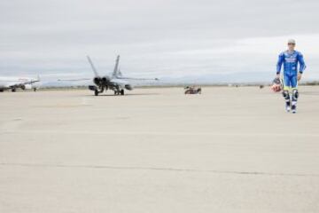 El piloto de Suzuki Maverick Viñales  ha pilotado el avión de combate F-18 de la Base Aérea de Zaragoza, con el que ha pasado del asfalto del circuito de MotorLand, donde competirá el próximo domingo en MotoGP, al cielo de Aragón. Viñales, cuyo nombre, Maverick, se debe al fervor que sentía su padre, Ángel, por el protagonista de la película "Top Gun" que protagonizaba Tom Cruise, y en el que interpretaba el papel de un piloto de combate, ha logrado hoy hacer realidad otra de sus pasiones al subirse a un caza del ejército español.