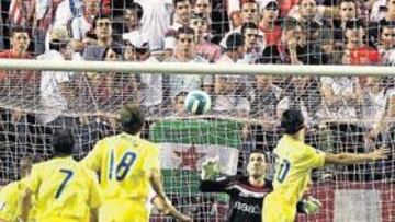 <b>CERTERO. </b>Fuentes remata de cabeza, sorprende a toda la defensa y certifica la victoria del Villarreal que se mete en UEFA.