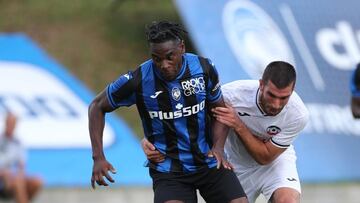 Duván Zapata en partido con Atalanta.