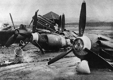 Ataque a Pearl Harbor por parte de la Armada Imperial Japonesa el 7 de diciembre de 1941. En la imagen se ve al avión Curtiss P-40 Warhawk destruido por el ejército japonés.