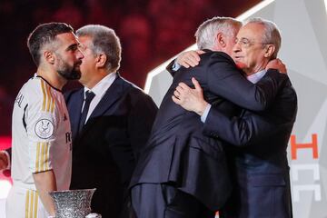 Ancelotti y Florentino se abrazan tras ganar la Supercopa.