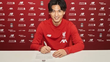 El jugador japon&eacute;s, Takumi Minamino, tras fichar por el Liverpool.