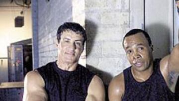 EN UN RINCÓN DEL CUADRILATERO. Stallone y Sugar Ray Leonard forman el equipo del programa de la NBC.