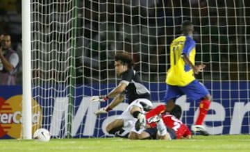 Claudio Bravo en la Copa América 2007 frente a Ecuador