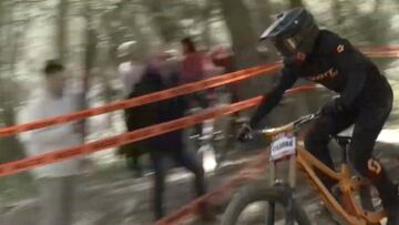 El pilto de MTB local Guillem Jorba durante su descenso en el XXVII Descenso Sant Andreu de la Barca RockShox Gran Premio Diputació de Barcelona