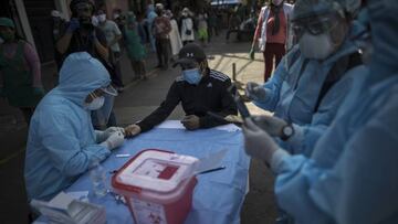 Un trabajador sanitario toma muestras en Lima, Perú.