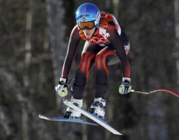 La esquiadora española Carolina Ruíz Castillo compite durante el descenso de esquí alpino de los Juegos de Sochi 2014, en el centro alpino Rosa Khutor Alpine en Krásnaya Poliana (Rusia)