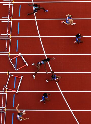 Jasmine Stowers cae durante la prueba de 100 m vallas en los Juegos Muller Aniversario 2017.