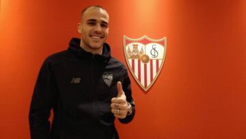 Sandro con el escudo del Sevilla.