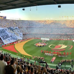 La afición del Barça pitó y la del Valencia aplaudió el himno