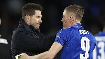 Simeone, con Vardy tras el Leicester - Atlético.