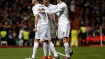 Benzema, Cristiano y Bale celebran uno de los goles del Madrid.