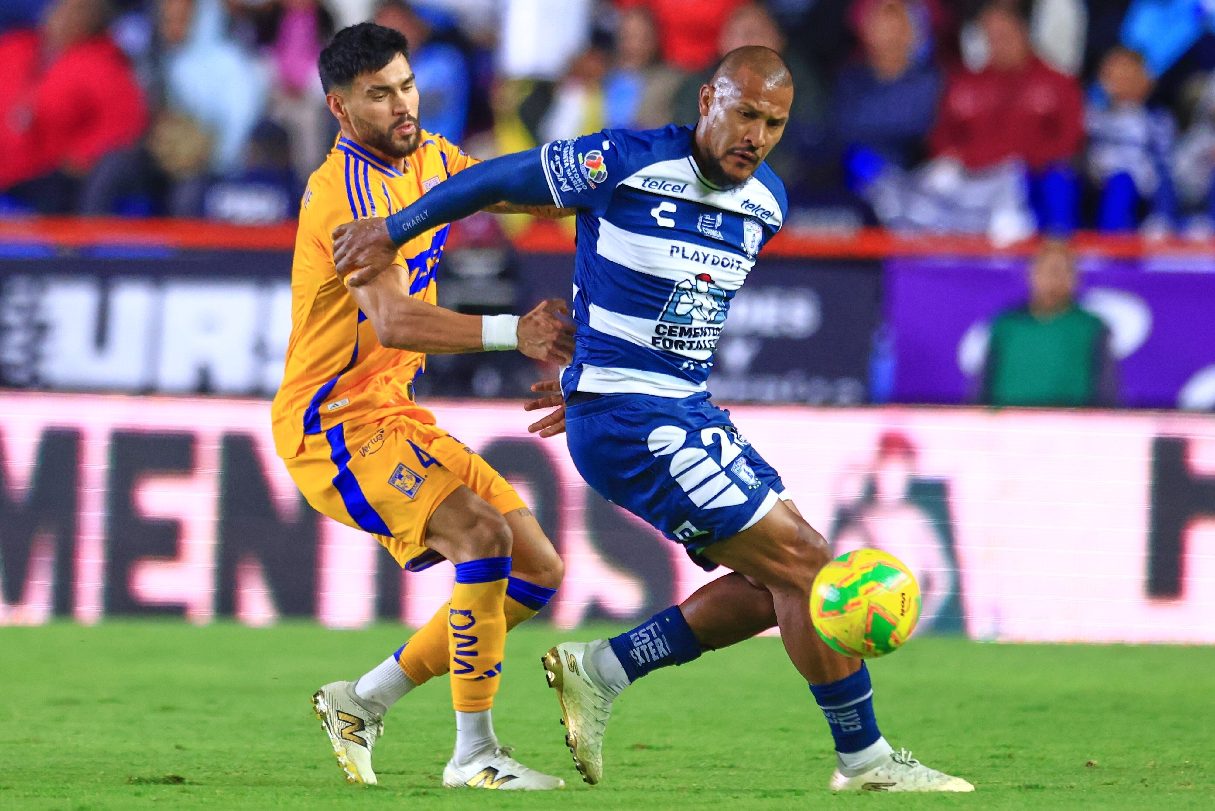 Juan Sanchez Purata (L) of Tigres fights for the ball with Salomon Rondon (R) of Pachuca during the 16th round match between Pachuca and Tigres UANL as part of the Liga BBVA MX, Torneo Clausura 2025 at Hidalgo Stadium, on April 15, 2025 in Pachuca, Hidalgo, Mexico.