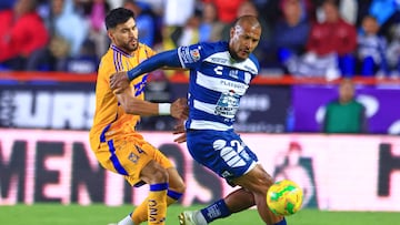 Juan Sanchez Purata (L) of Tigres fights for the ball with Salomon Rondon (R) of Pachuca during the 16th round match between Pachuca and Tigres UANL as part of the Liga BBVA MX, Torneo Clausura 2025 at Hidalgo Stadium, on April 15, 2025 in Pachuca, Hidalgo, Mexico.