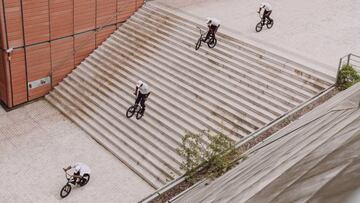Secuencia del rider de BMX Courage Adams planchando un Barspin en las 25 escaleras de Lyon (Francia). 