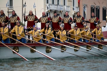 Un gran número de turistas y curiosos se congregaron en torno al Gran Canal de Venecia para presenciar la Regata Histórica anual de góndolas y 
 embarcaciones, que tiene lugar en la ciudad italiana. Se trata de uno de los
acontecimientos más antiguos que se celebran en la laguna, ya que su origen se remonta, al menos, al siglo XIII.