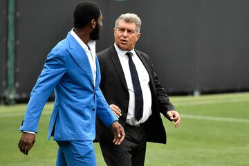 Franck Kessie con Joan Laporta.