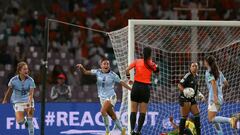 Olaya y Martret celebran el gol en propia de Colombia en el Mundial femenino Sub-17 de India.